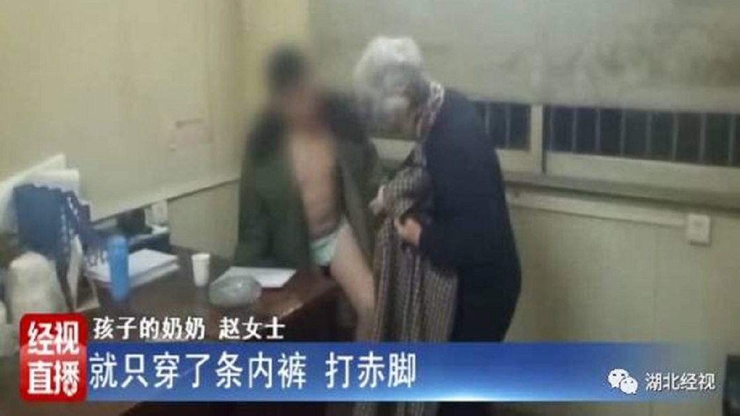 少年的奶奶接獲通知後趕到公車總站，才說出孫子是因為成績從第一名退步到第四名，被他爸處罰。(圖／翻攝自陸網)