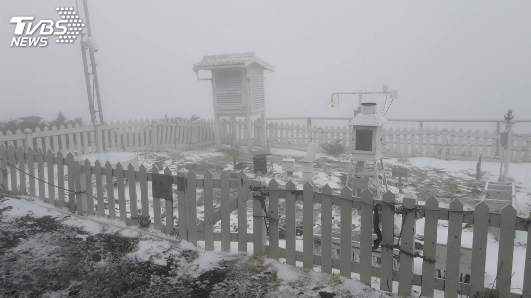 低溫加上溼度夠 玉山上午飄雪逾2小時