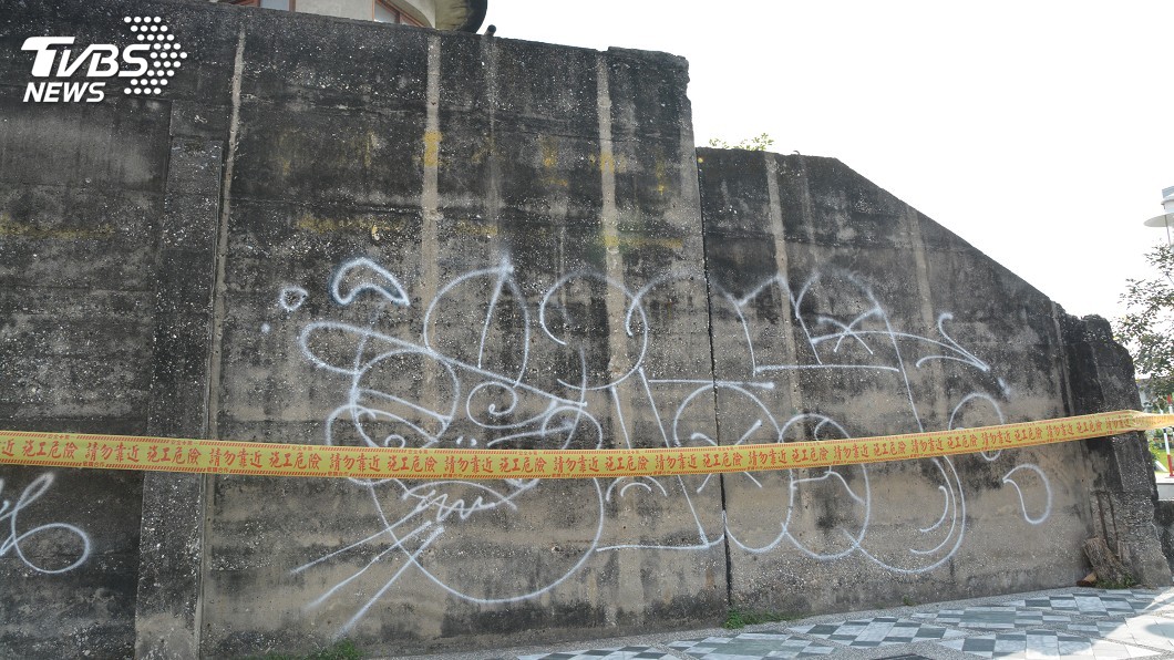 花蓮縣定古蹟牆遭噴漆 報警揪塗鴉客