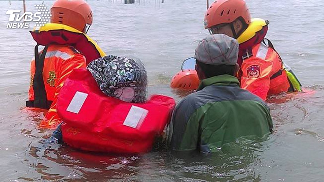 未注意海水上漲 2民眾採文蛤受困獲救