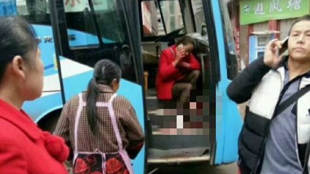 殺光雙親女兒 男狂砍6乘客血洗巴士