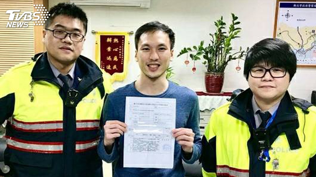 一萬公里的感謝! 美籍男掉護照暖警助返國