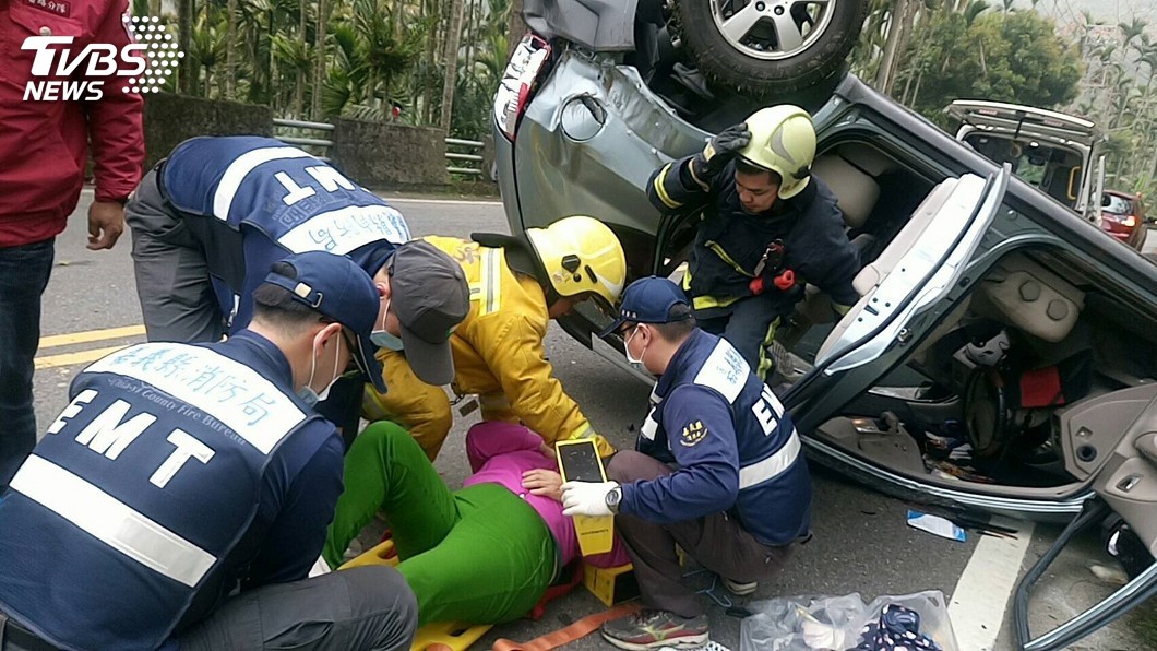 阿里山賞櫻下山 疑車輛失控翻覆4人傷