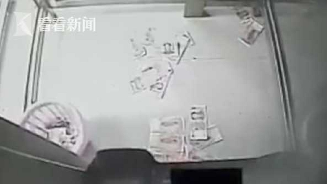ATM自動狂噴30張大鈔 2分鐘內被夫妻撿光光