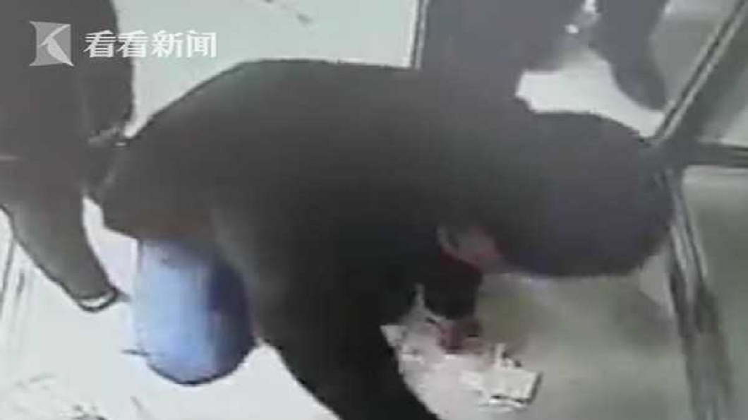就在ATM噴出鈔票後不到2分鐘,一對夫妻發現立刻撿光。(圖/翻攝自看看新聞)