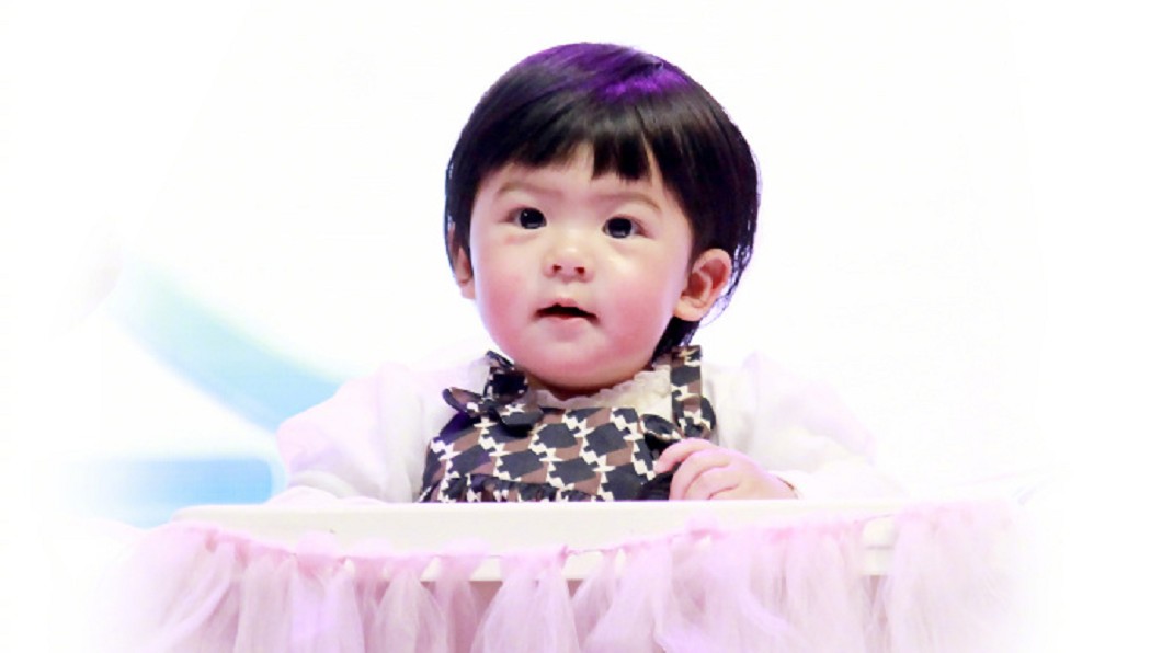 賈靜雯帶Bo妞北京亮相 母女PK表情包萌翻