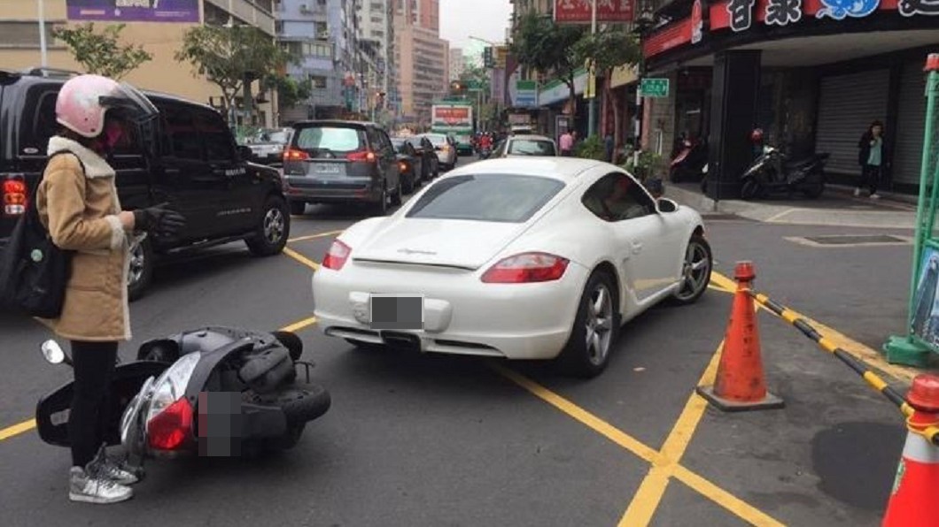 撞到保時捷!妹子呆站路中 車主「霸氣1句」引爆遐思