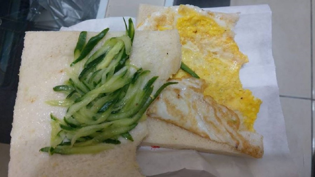 爽嗑鮪魚吐司!張口咬下「魚游走」 老闆竟回:你吃掉了