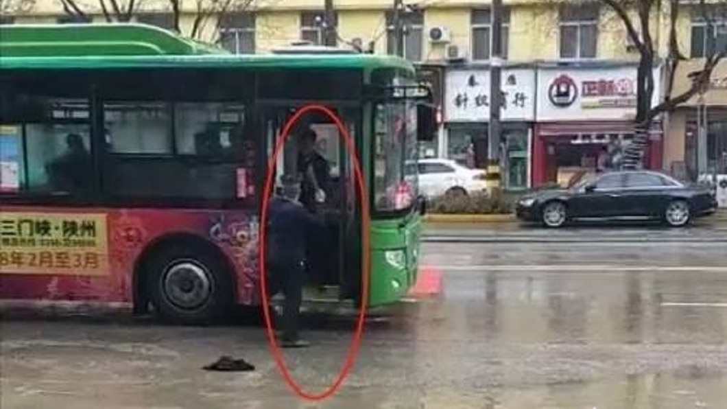 乘客抱怨冷氣太強　公車司機火大拿刀砍他