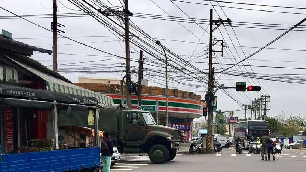 老人家「全身顫抖」過馬路 熱心阿兵哥下車攙扶被讚爆