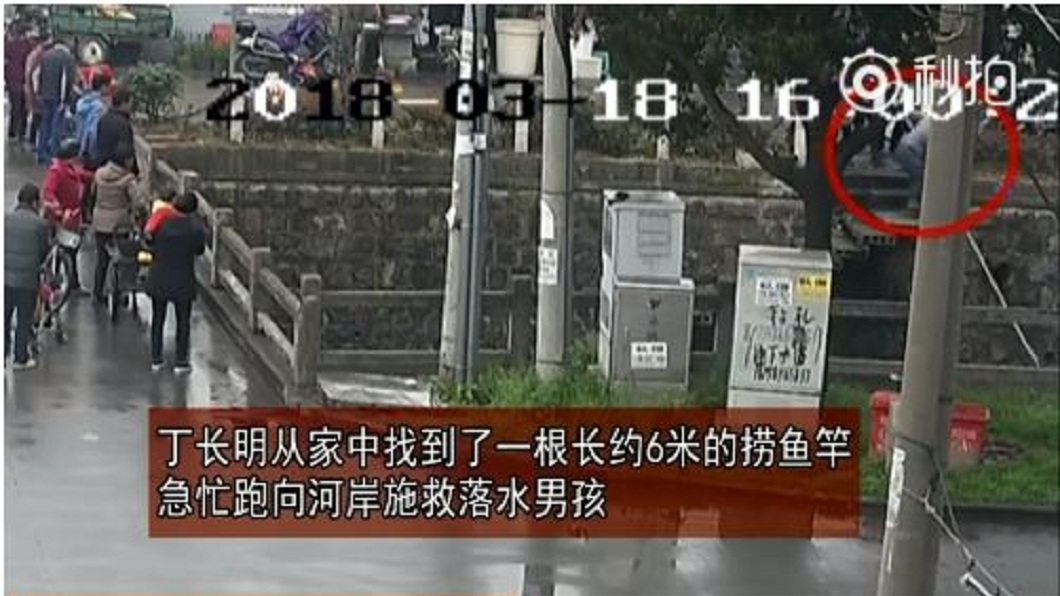 丁男見狀立刻去拿釣竿試圖營救少年。(圖/翻攝自微博默磨墨末)