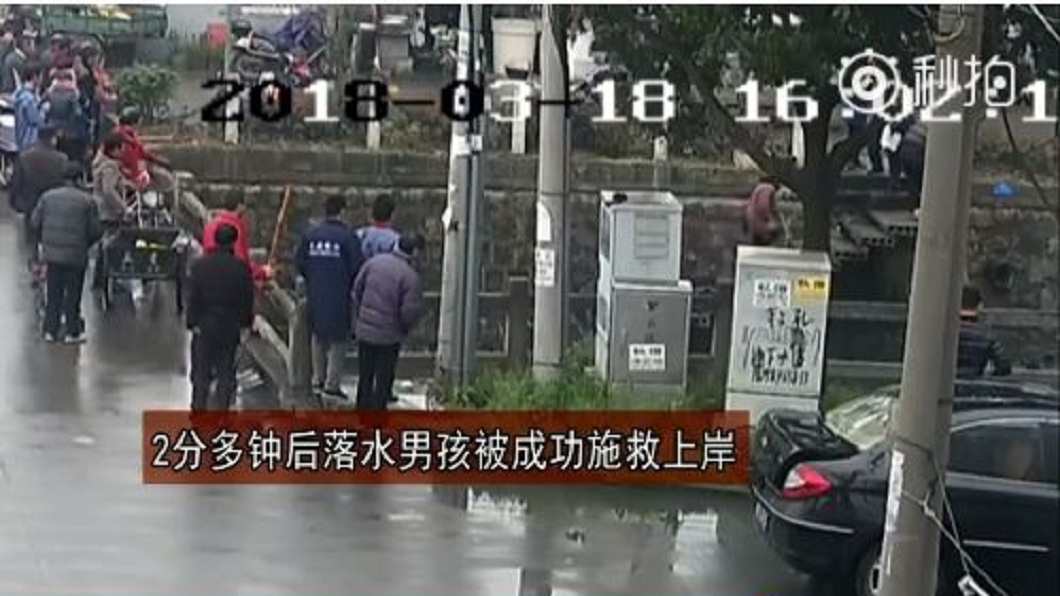 沒想到丁男救人不成也落水,少年先被救上岸。(圖/翻攝自微博默磨墨末)