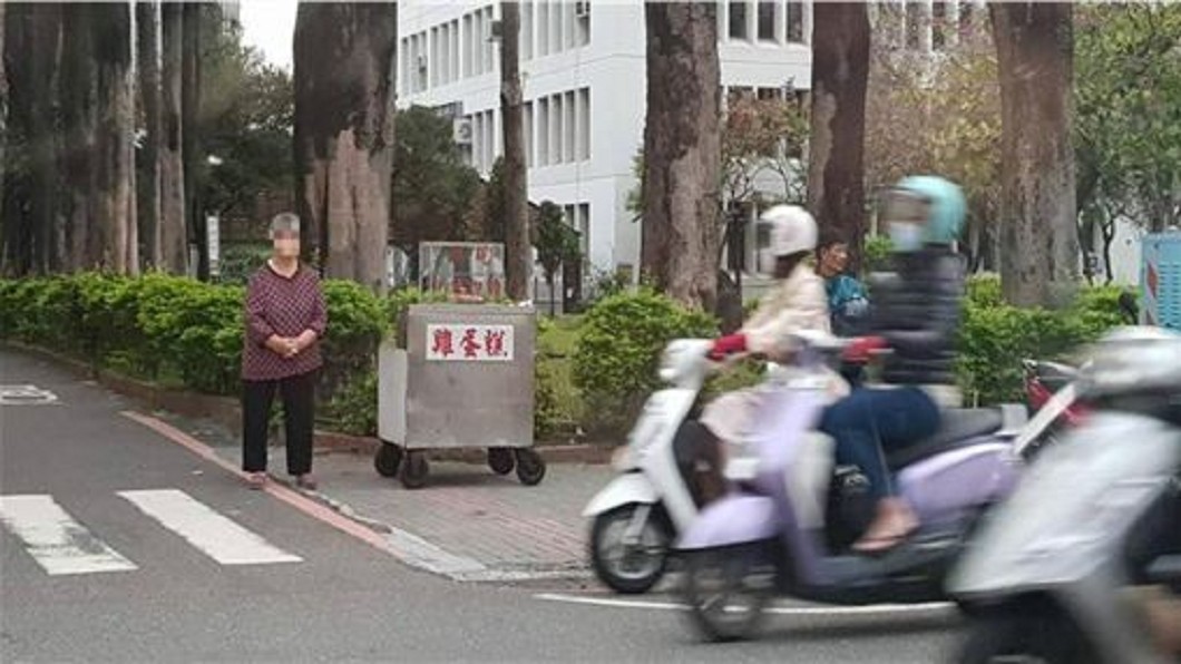 心疼阿嬤雞蛋糕沒生意!號召民眾捧場 真相卻讓網友笑翻