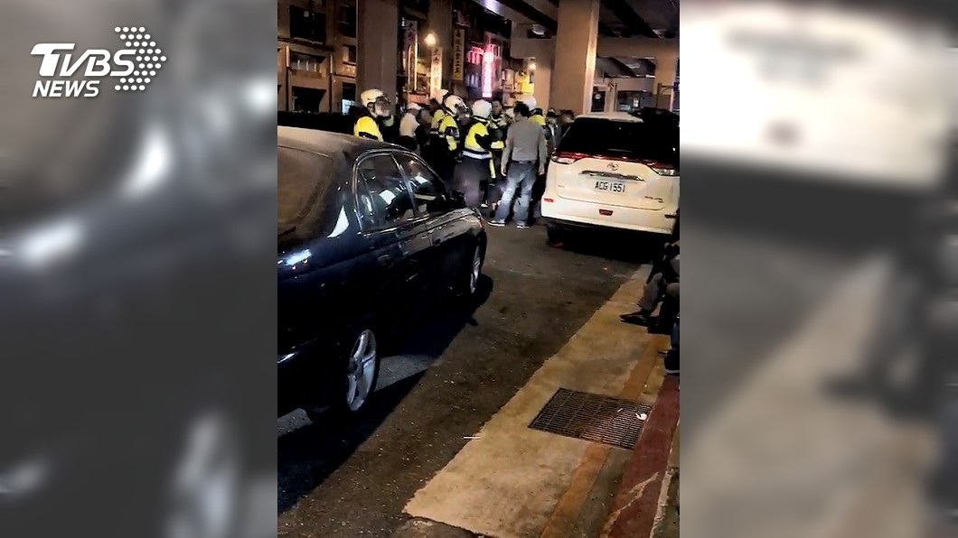 警方獲報前往現場處理，目前得知4人均無生命危險。(圖／TVBS)
