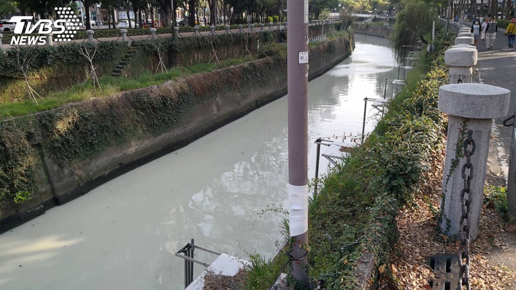 愛河呈「牛奶色」　高市：是硫酸鈣自然現象