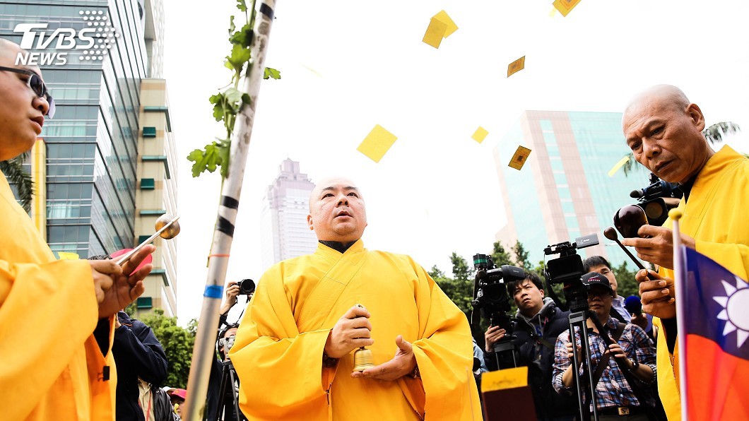退伍軍人團體立院前撒冥紙 追思繆德生