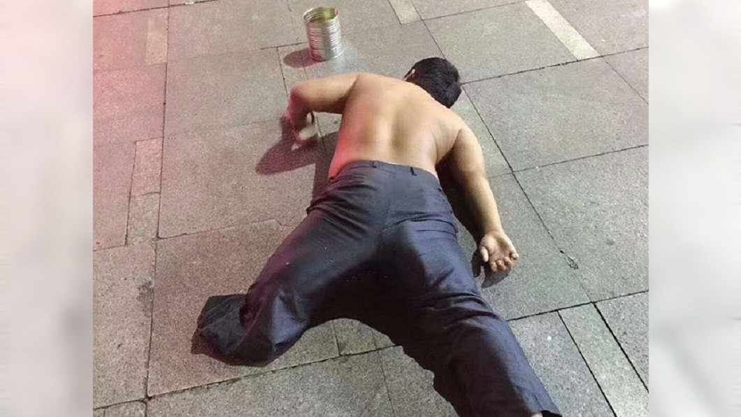 假乞丐將左腿彎起來藏褲檔，但褲檔一大包成亮點。圖／爆廢公社