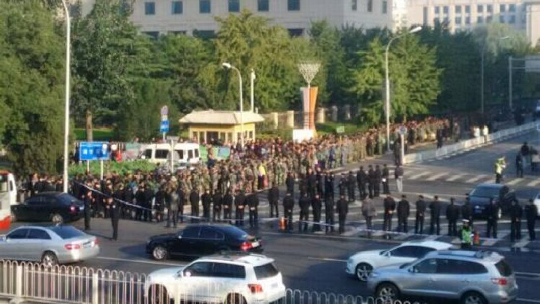 包圍北京中央軍委大樓 退伍老兵群抗議