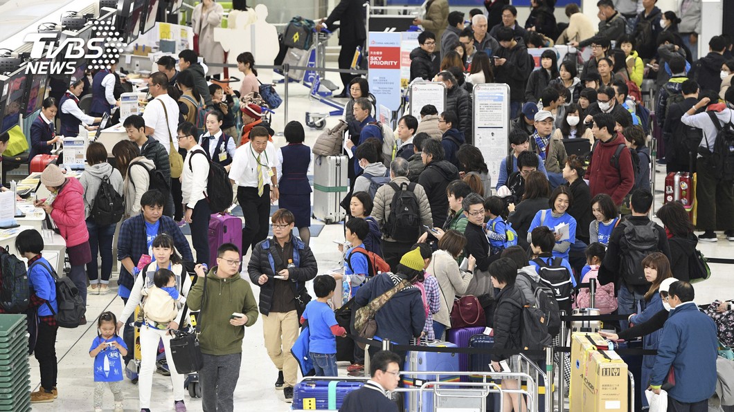 成田機場新亂象! 陸客隨手亂丟舊行李箱