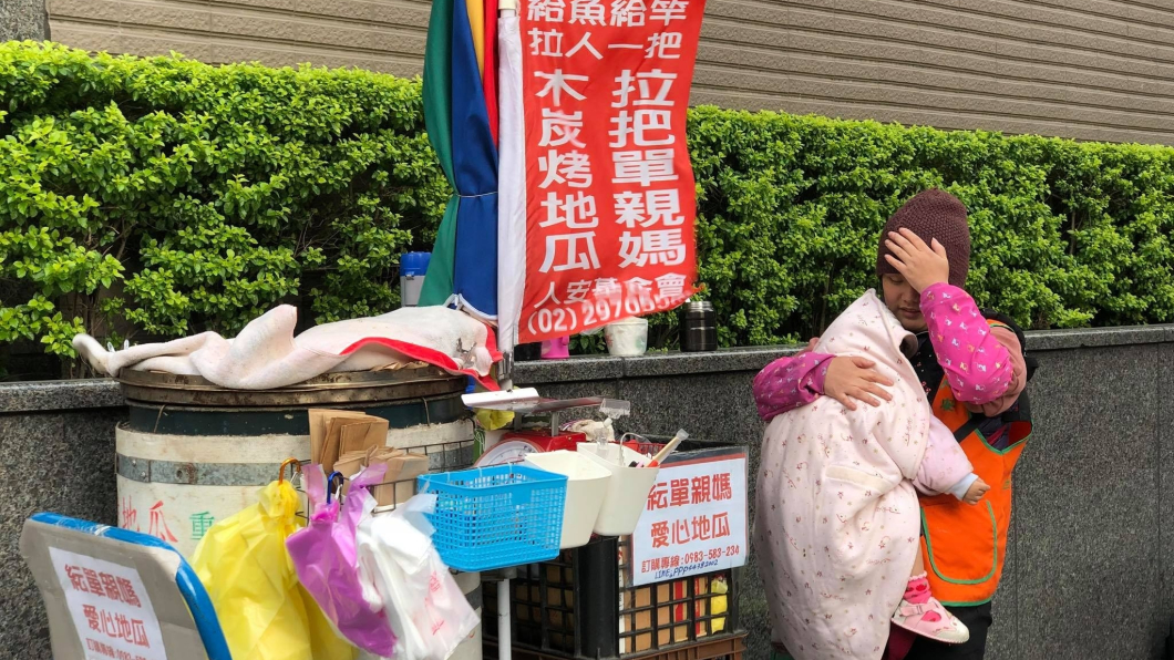 女性堅毅!單親媽抱幼女寒風中賣地瓜 故事鼻酸