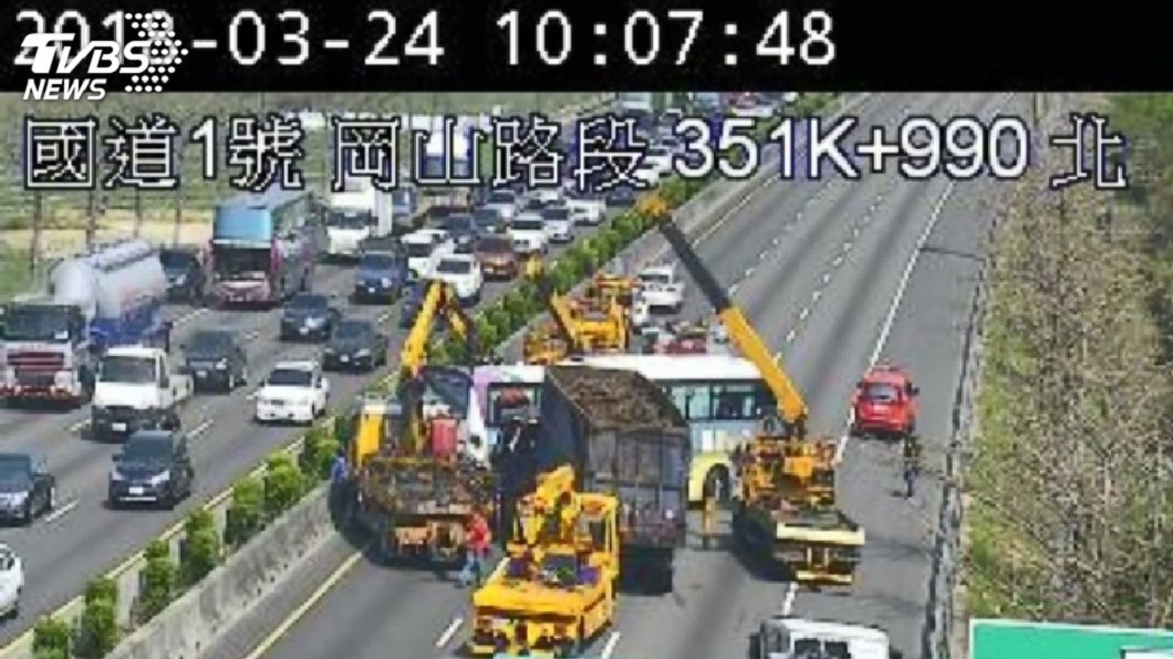 快訊/國道橋頭段4車追撞 國光客運14乘客受驚嚇