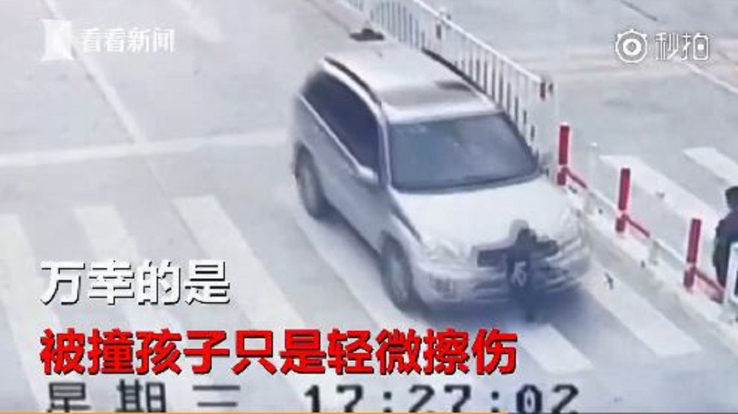 家長別低頭!母過馬路滑手機 兒遭撞飛