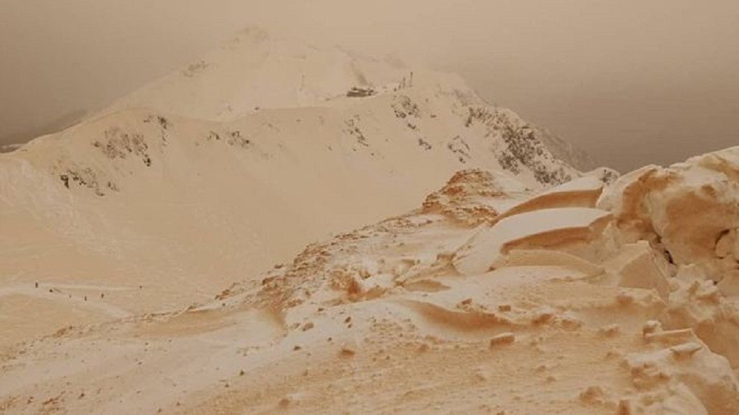東歐天降紅雪 橘紅山頭有如火星表面