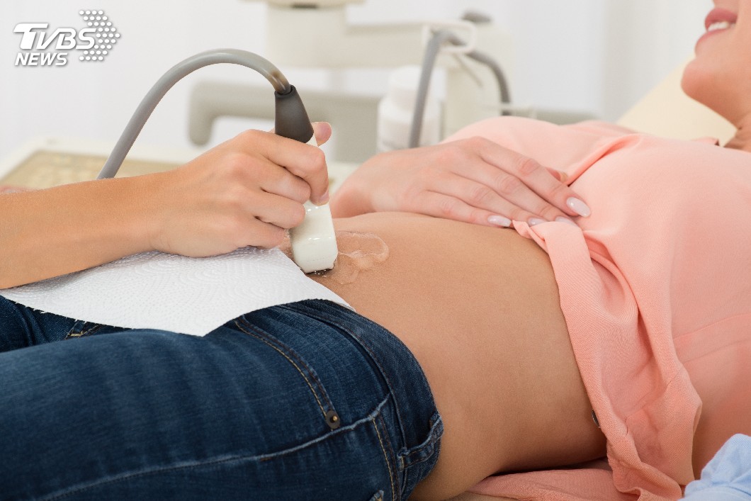 被傳統婚禮逼到分手!她向學弟「借精生子」驕傲當單親媽