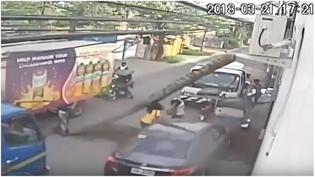 飛來橫禍!貨車撞斷路樹…女慘被「劈頭」險死