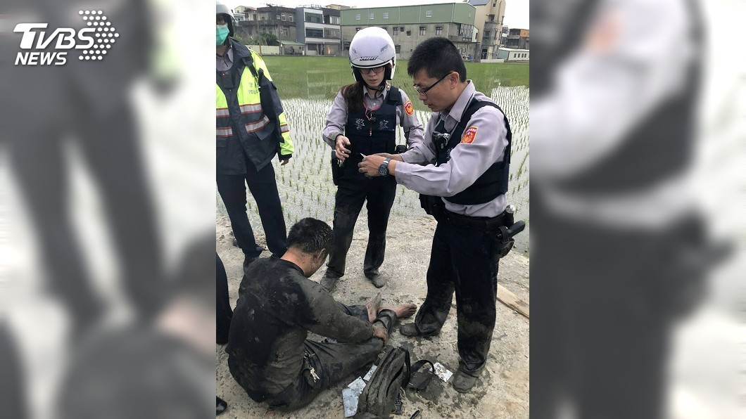 男子攜彈遇警心虛 跳入泥田狼狽遭逮