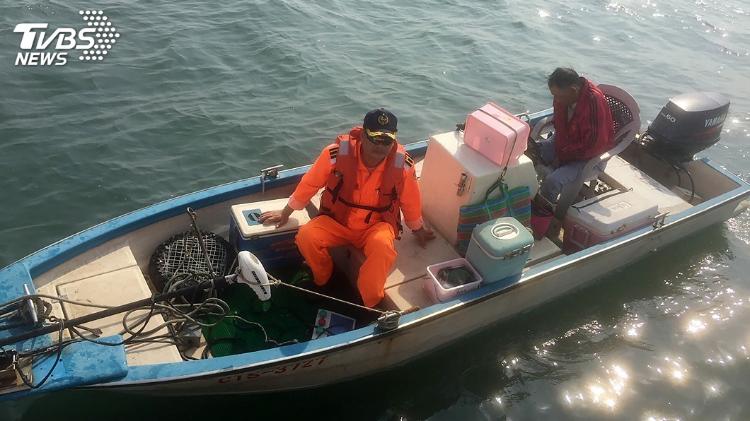 8旬老翁偕友海釣舢舨故障 海巡成功救援
