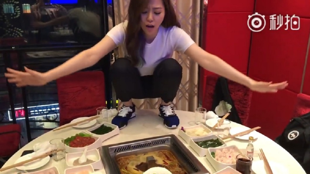 女星腳踩火鍋店餐桌開唱 挨轟:沒素質、噁心