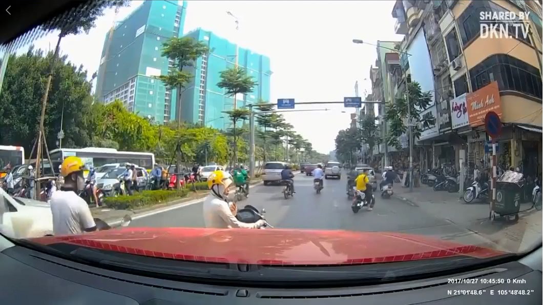 三寶女騎士停路中央講電話 老外駕駛連人帶車直接扛走