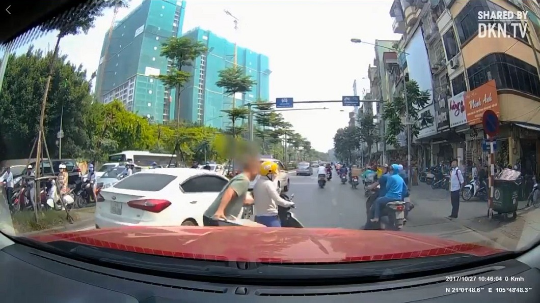 後方汽車駕駛被擋路,直接下車要挪對方的車子。(圖/翻攝自臉書)