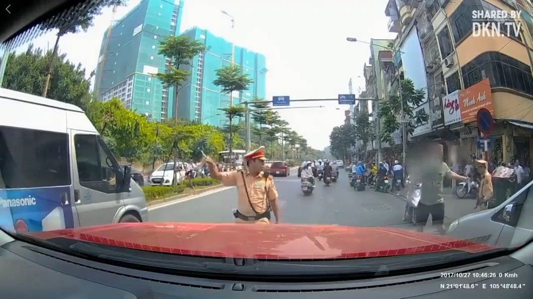 汽車駕駛最後把女騎士的手機交給一旁的交警。(圖/翻攝自臉書)
