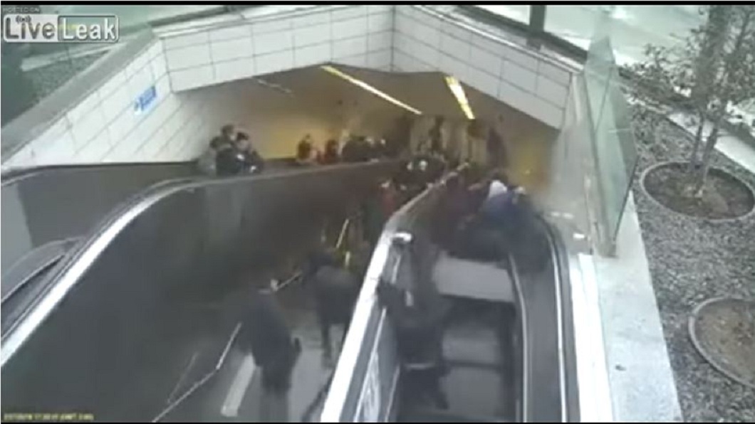 恐怖！手扶梯突然塌陷　男瞬間遭「吞噬」