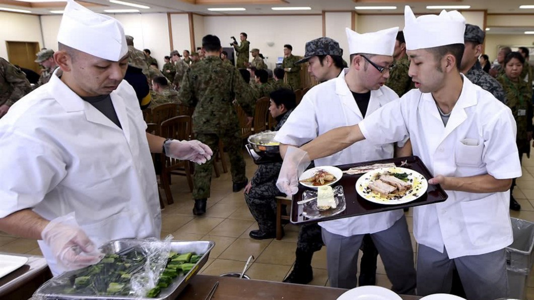 放下武器立地做菜 日自衛隊辦料理大賽
