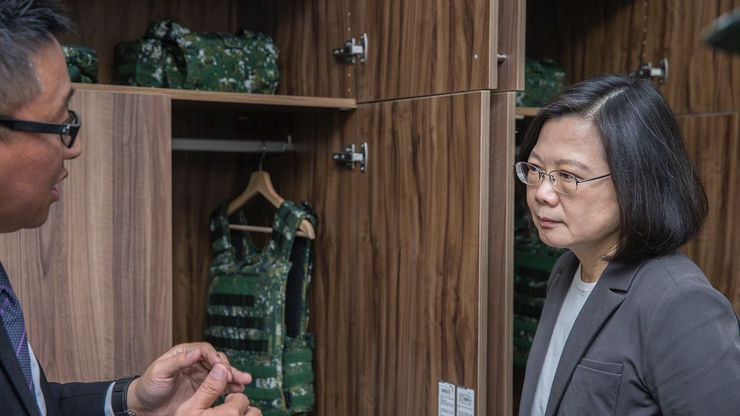 蔡英文日前參訪新竹新營舍樣品屋，預計將大通鋪改成四人房兩衛浴。圖／臉書 蔡英文 Tsai Ing-wen