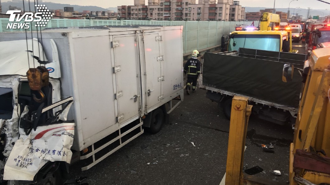 快訊/64快速道路連環撞!3貨車2轎車 2人傷
