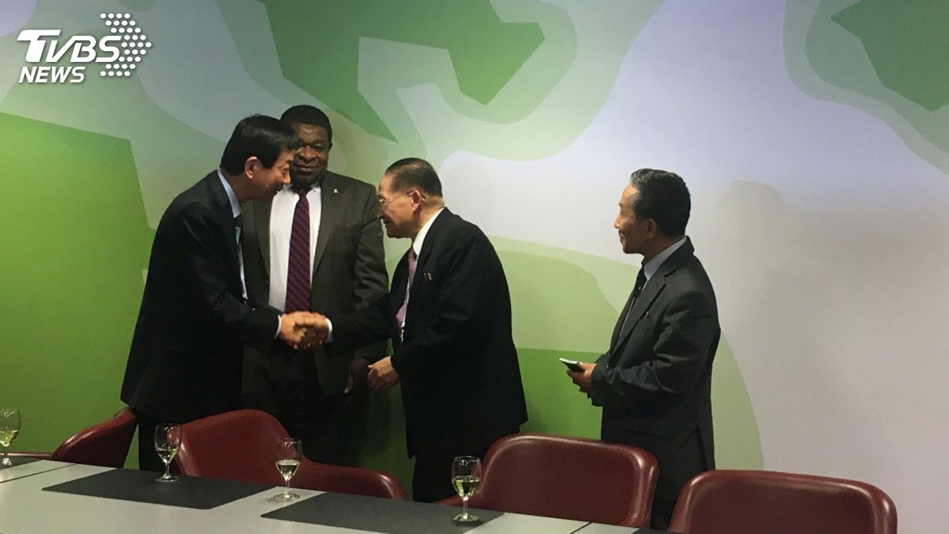 南北韓代表日內瓦見面 握手敬酒示好