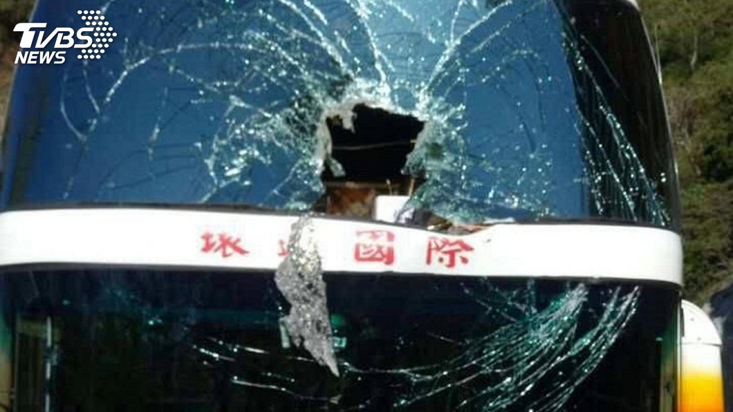 驚!天外飛來巨石 阿里山陸客遊覽車被砸中