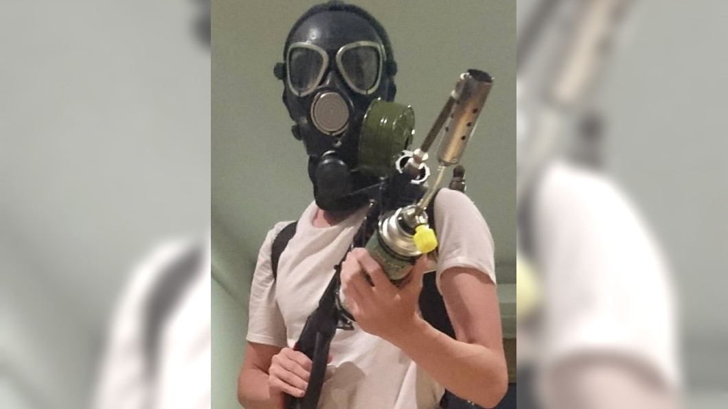 孫安佐對軍事相當著迷,曾自製火焰發射器。圖/翻攝孫安佐臉書