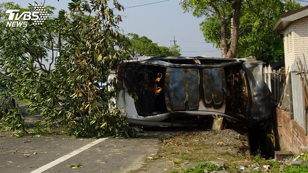 疑超車失控! 自小客撞樹起火釀一死