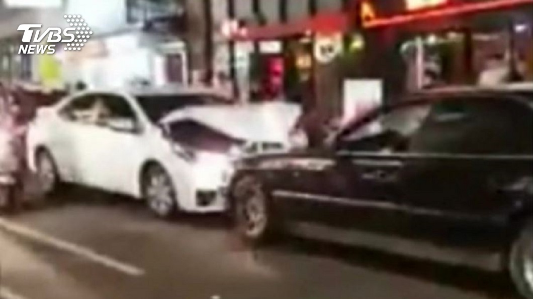 BMW駕駛為護妻小,把ALTIS幾乎撞爛。圖/TVBS資料畫面