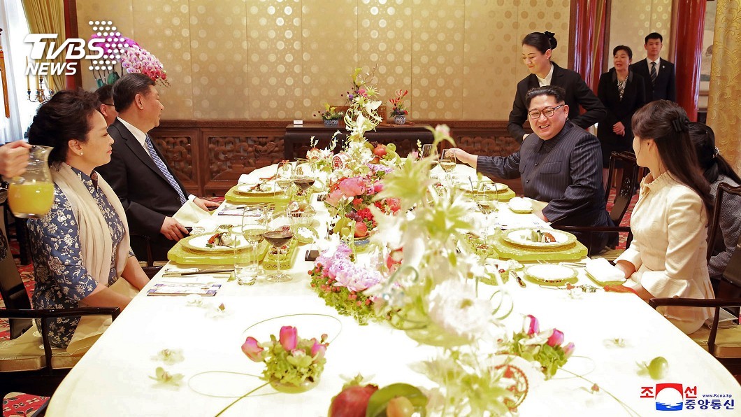 金正恩見習透露緊張 「習金會」尊卑立見