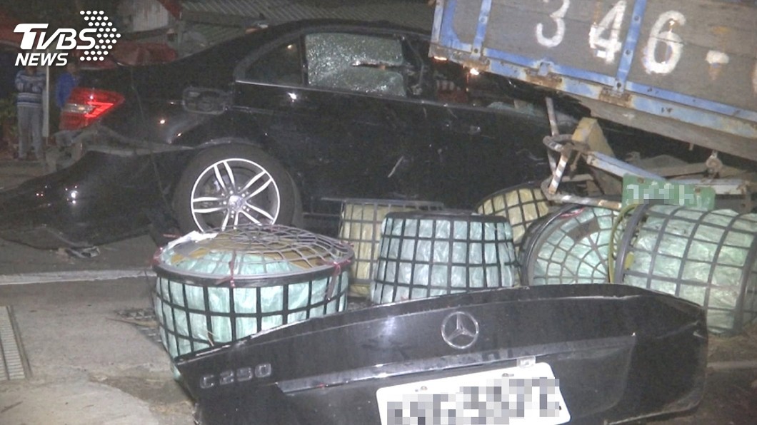 賓士追撞大貨車 上百萬荖葉落滿地