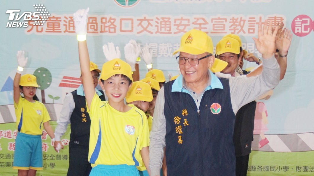 加強安全過路口 苗縣學童戴小黃帽