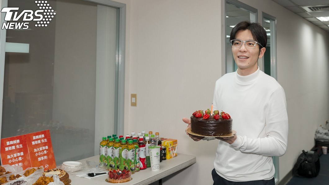 蕭敬騰工作度過31歲生日 粉絲買公車廣告告白