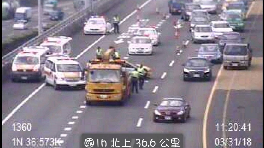 快訊/五楊意外!小黃自撞3人送醫 國道警管制