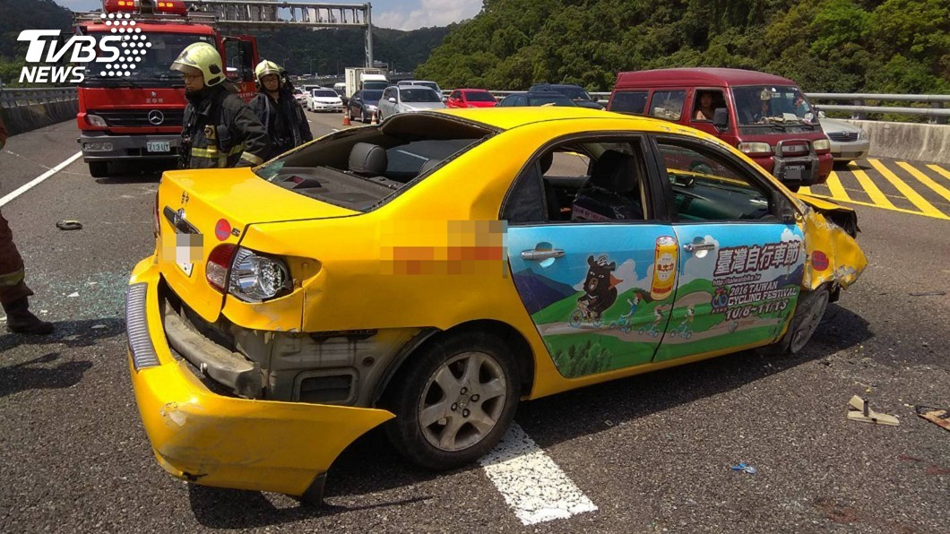 疑閃車失控　計程車五楊高架自撞護欄